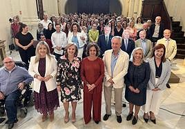 La consejera, Catalina García, junto a los asistentes a la I Jornadas Andaluzas de Participación Ciudadana en Humanización de la Asistencia Sanitaria.