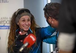 Beatriz Flamini, en el Centro de Desarrollo Turístico de Motril, tiene un gesto de cariño con David Reyes, su ángel de la guarda en la cueva durante estos 500 días.