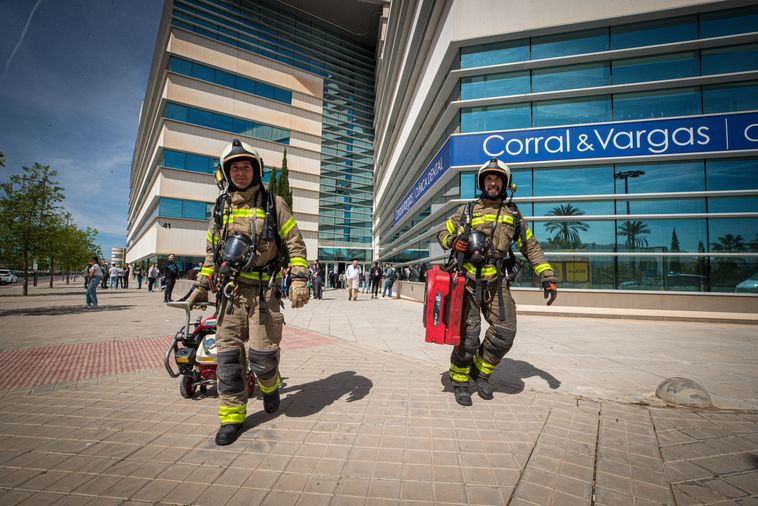 Bomberos de Granada tras controlar la situación en el PTS