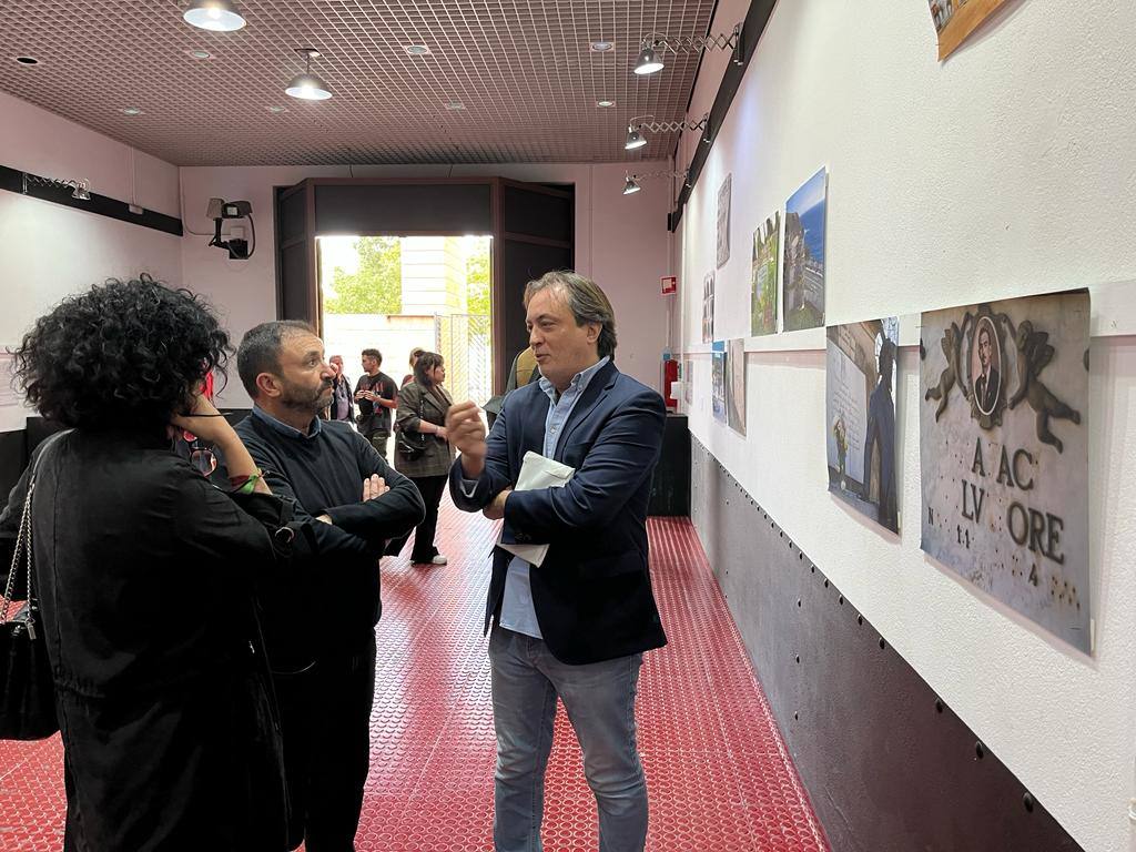 El artista junto al concejal de Cultura de Jaén, José Manuel Higueras.