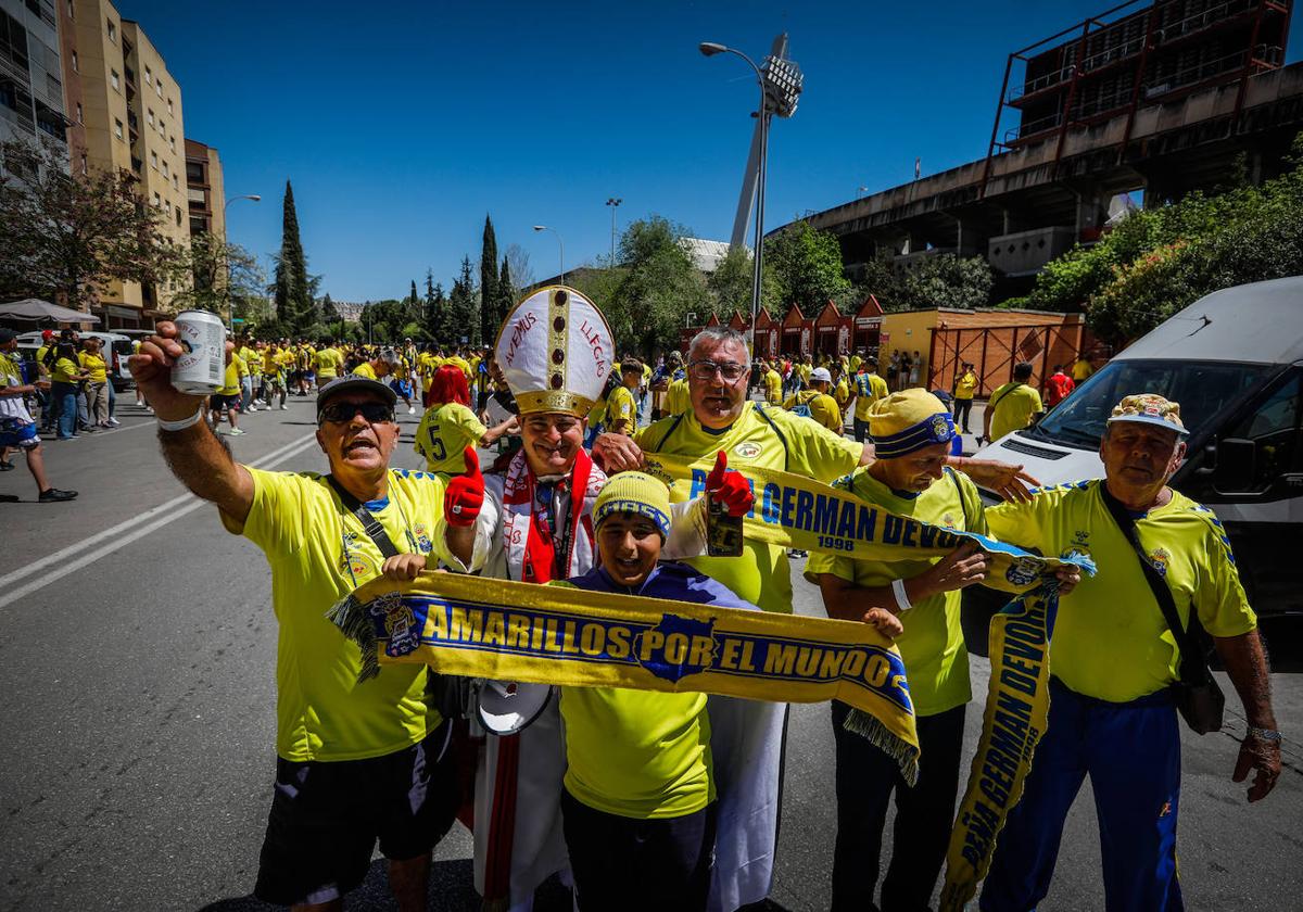 Seguidores de Las Palmas, con el papa del Granada, en la calle Salvador Allende.