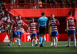 Callejón, a la derecha, protesta al árbitro.