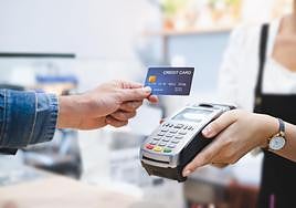 Este es el error común que se comete al pagar con 'contactless', según el Banco de España.