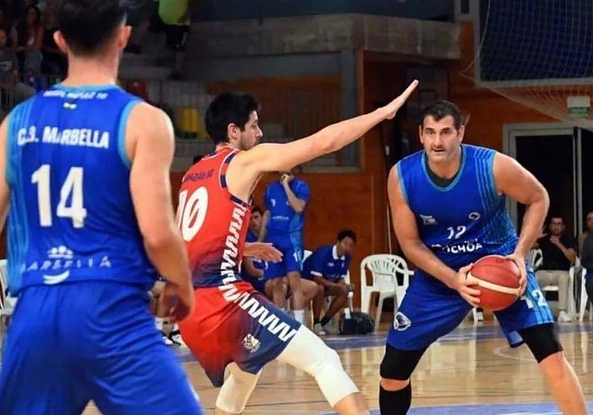 Eloy Almazán, en el centro, se emplea en defensa.