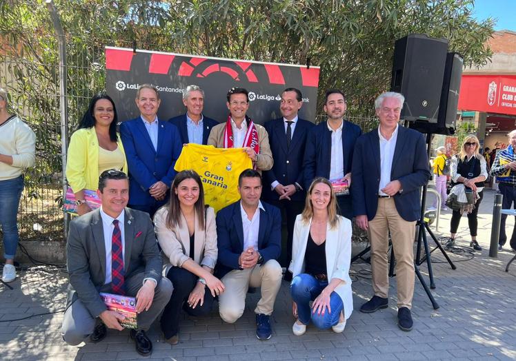 Foto de familia de ambos clubes, Aficiones Unidas y el Ayuntamiento de Granada.