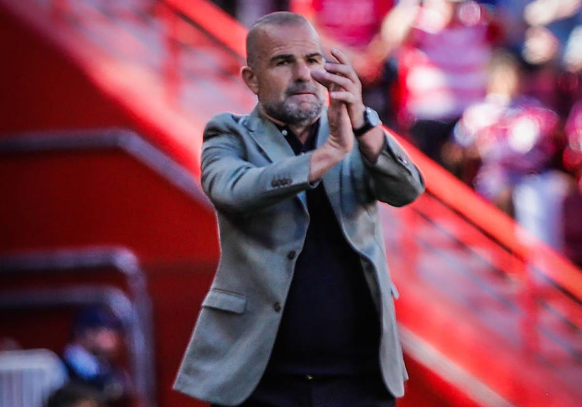 Paco López aplaude a sus futbolistas durante el partido.