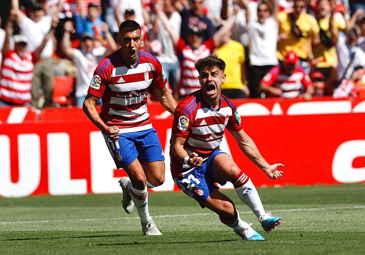 Uzuni y Melendo celebran el gol del segundo.