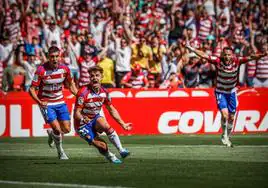 Melendo, Uzuni y Quini celebran el pimer gol del Granada