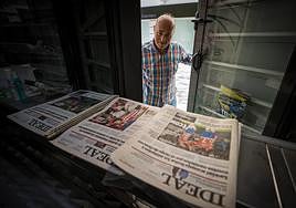Ángel cierra el kiosco de Camino de Ronda que le ha dado de comer durante más de dos décadas.