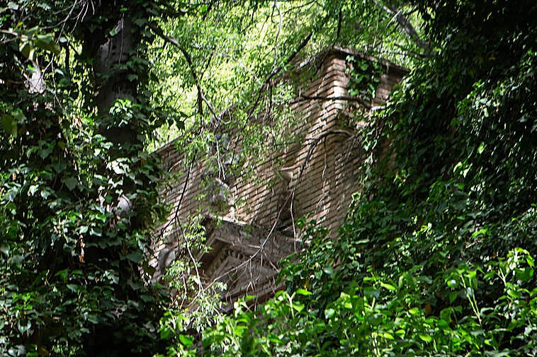 Frontón de la Puerta del Bosque, uno de los accesos ocultos a la Alhambra, desde el jardín del Palacio de los Marqueses de Cartagena.