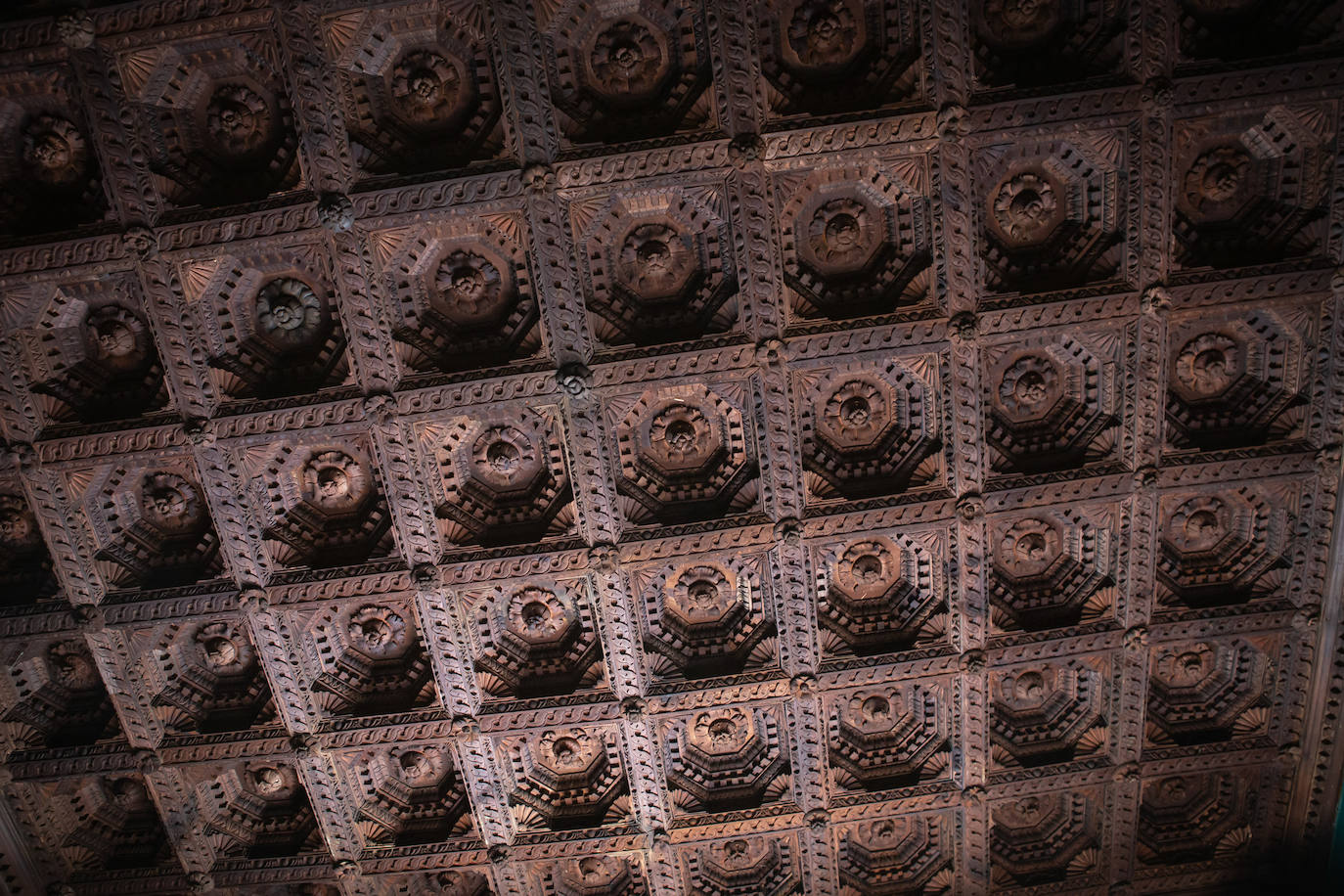 Imagen secundaria 2 - Chimenea, azulejos y artesonado del Palacio. 