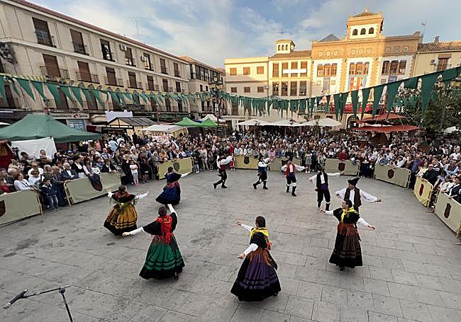 Baile en la plaza.
