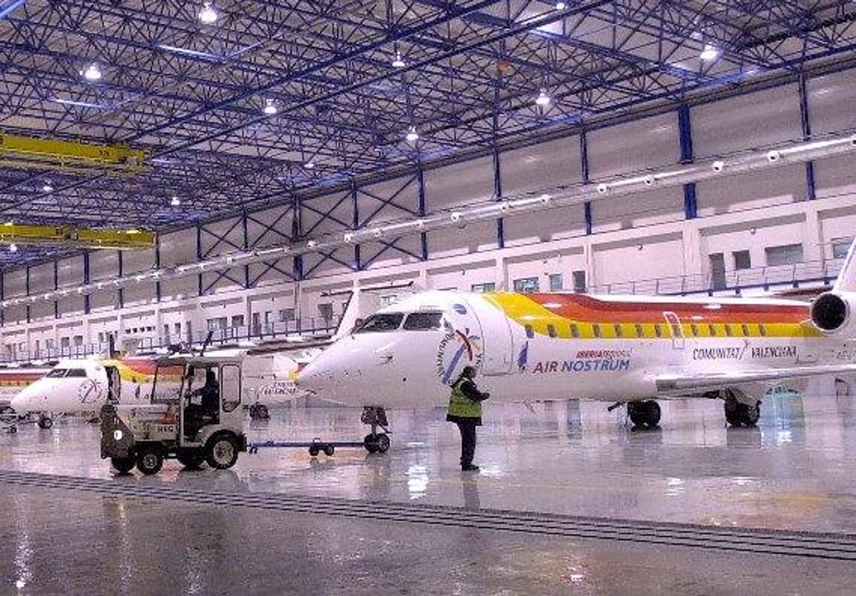 Aviones de Air Nostrum en un hangar.