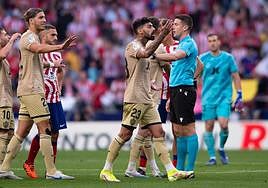 Babic y Samú Costa protestan la decisión del penalti no concedido, con Díaz de Mera atento.