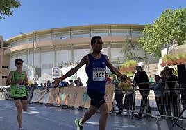 El ganador de la caerrera, Mohamed Souhaim, en su llegada a meta, seguido de Sergio López.