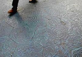 Baldosas inspiradas en el arquitecto Gaudí y que llegaron a Jaén a principios de este siglo.