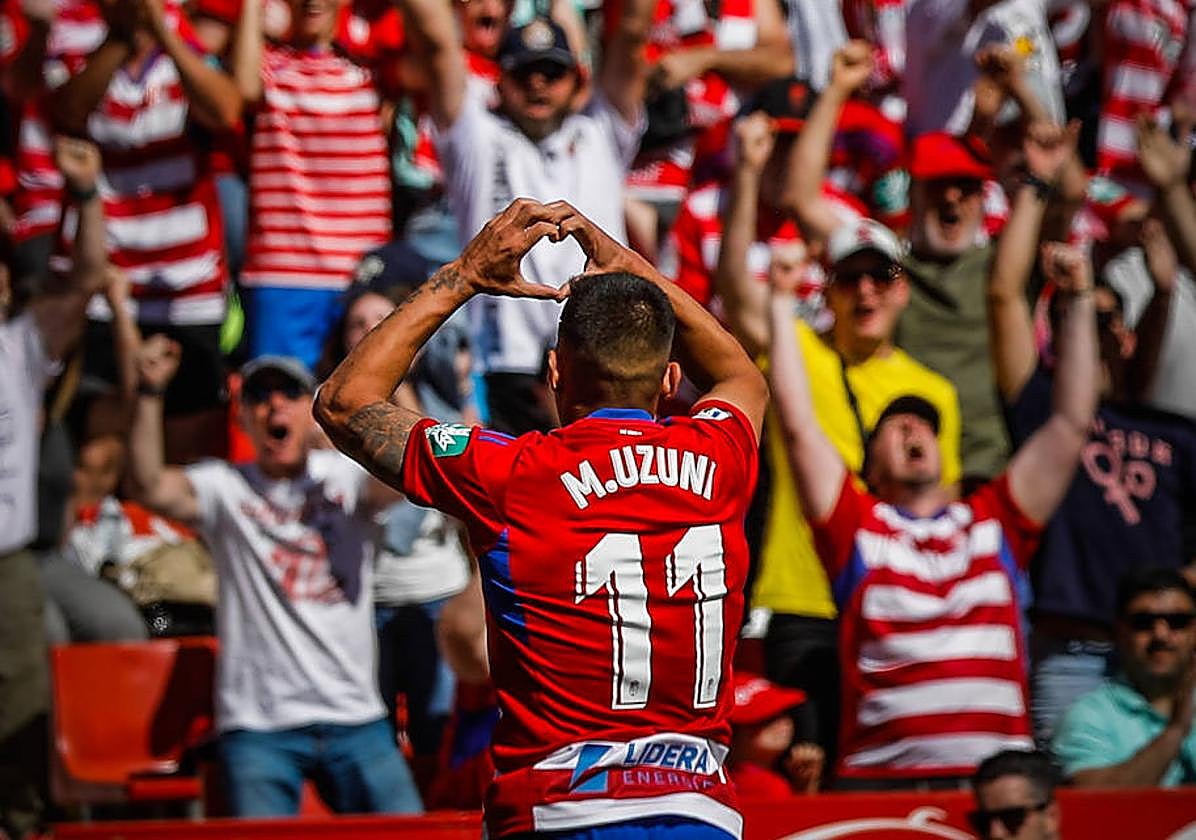 Myrto Uzuni mira a la grada de Los Cármenes tras anotar el segundo tanto del partido ante Las Palmas.