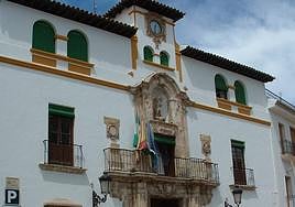 Banderas en la fachada del Consistorio.