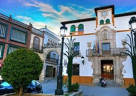 Fachada del Ayuntamiento de Alcaudete, donde se va a decretar el luto oficial por el óbito.