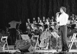 Carlos Cano interpreta sus Crónicas Granadinas en el Generalife, el 11 de Junio de 1982.