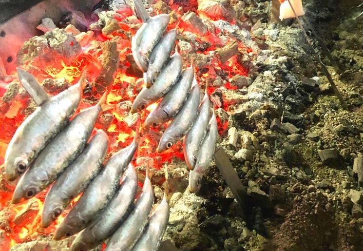 Imagen principal - Cuatro bares en Granada para probar comida de otras provincias de Andalucía