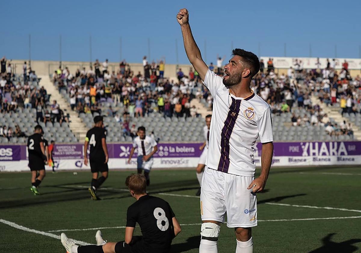 Mario Martos celebra su tanto en la tarde de este domingo en el estadio de La Victoria, con 4-1 para los locales.
