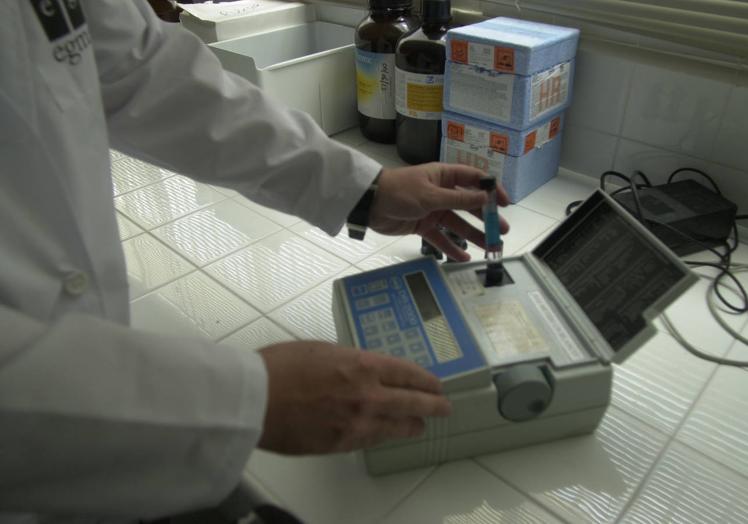 Análisis de agua en uno de los laboratorios de vigilancia y control de la contaminación de Granada.