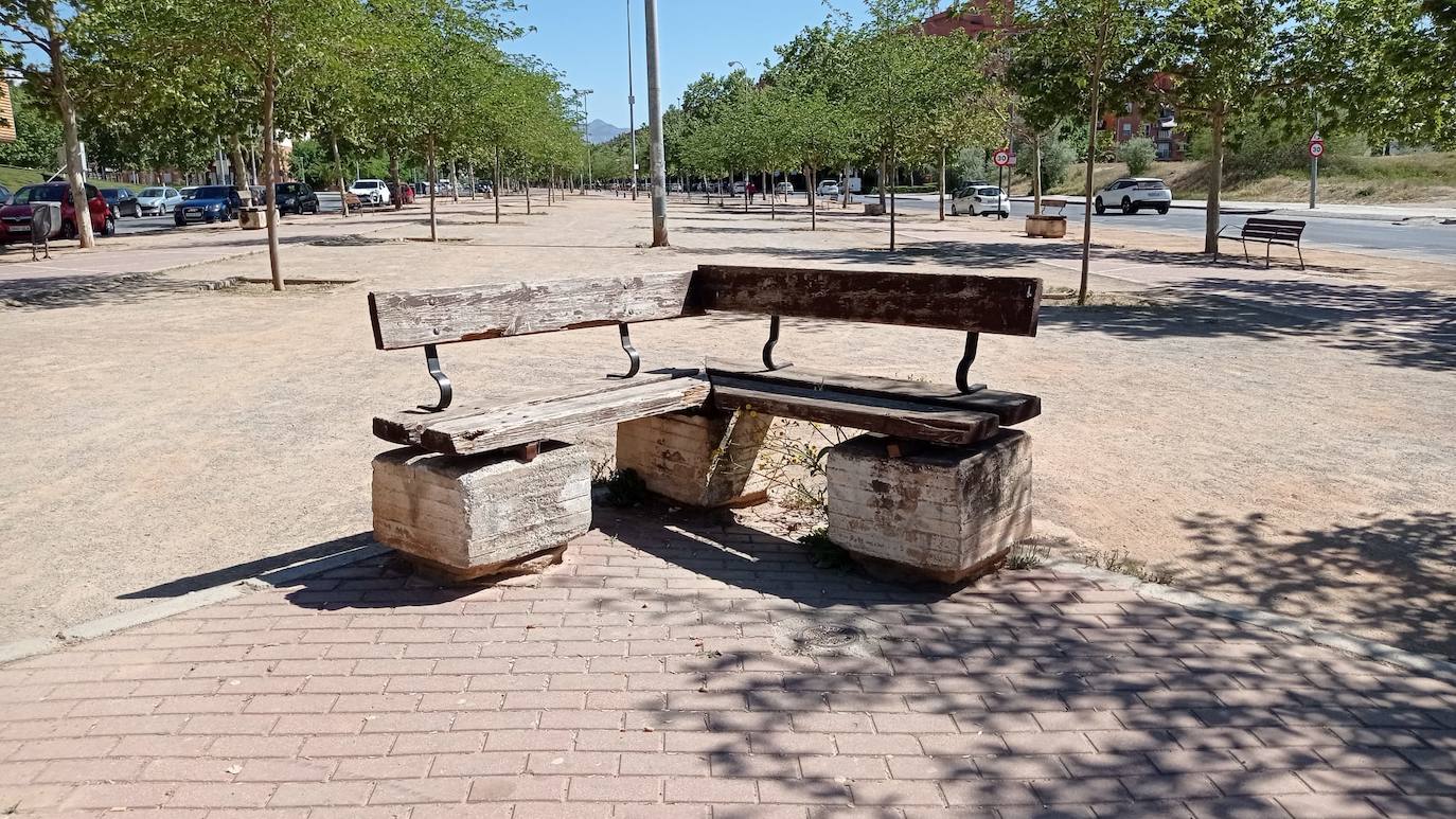 Unos pies de bloques de hormigón unidos a unas bancadas y respaldos de madera están unidos por unos tirantes de hierro. Su estado es más que deplorable. Los hay sencillos para dos o tres personas y otros, como el de la imagen, en forma de uve.