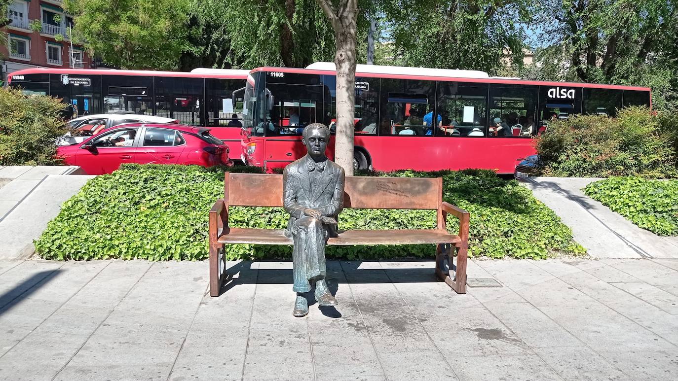 En la avenida de la Constitcuión, flanqueada por estatuas de ilustres personalidades de Granada, se encuentra el banco de Federcio García Lorca. Todo un señor banco de las Letras.