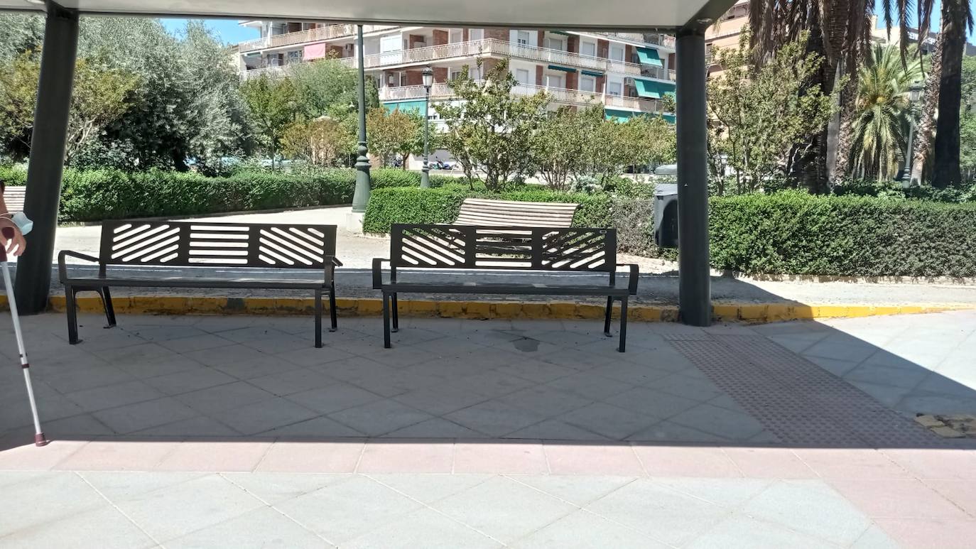 Los bancos del intercambiador de Alcázar del Genil presentan un gran diseño lleno de ergonomía. Son comodísimos y muy bellos.