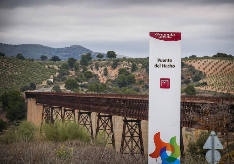 Vista del impresionante Puente del Hacho, entre Guadahortuna y Alamedilla.