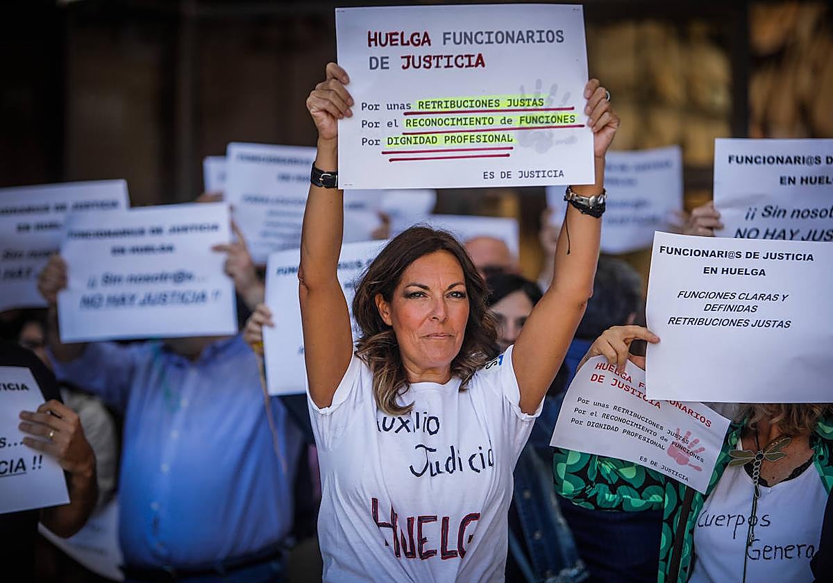 Concentración de los trabajadores de los juzgados de la Caleta.