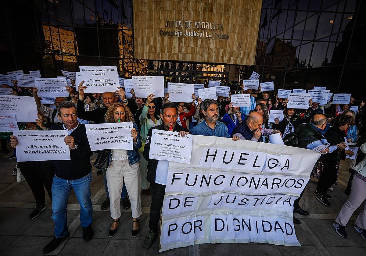 Primera concentración que celebran los funcionarios judiciales en Caleta en el marco de la huelga indefinida que ha arrancado este lunes.