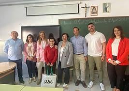 Entrega del premio al primer puesto, Arturo Rodríguez.