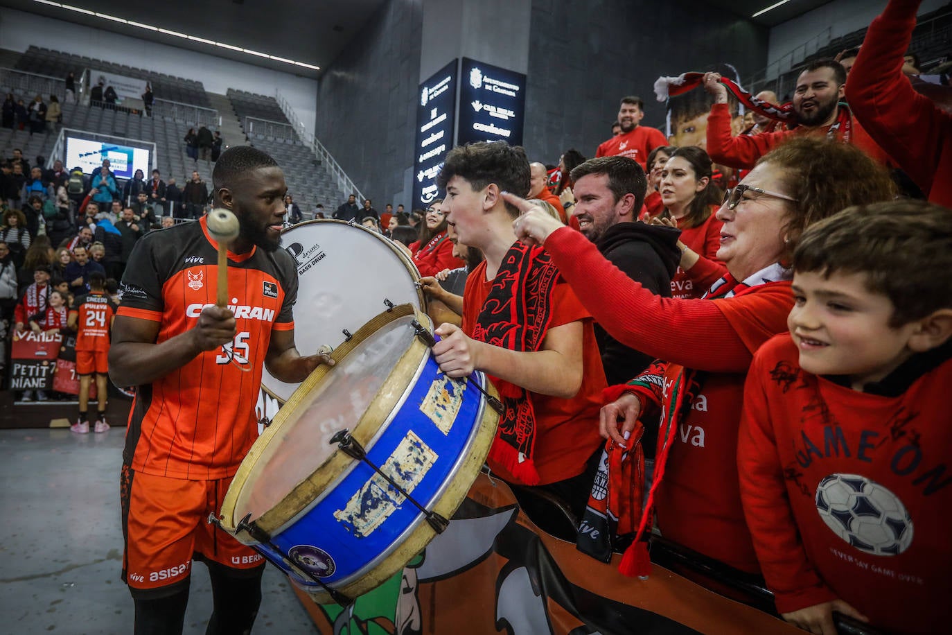 Youssou Ndoye toca el tambor con los aficionados nazaríes.