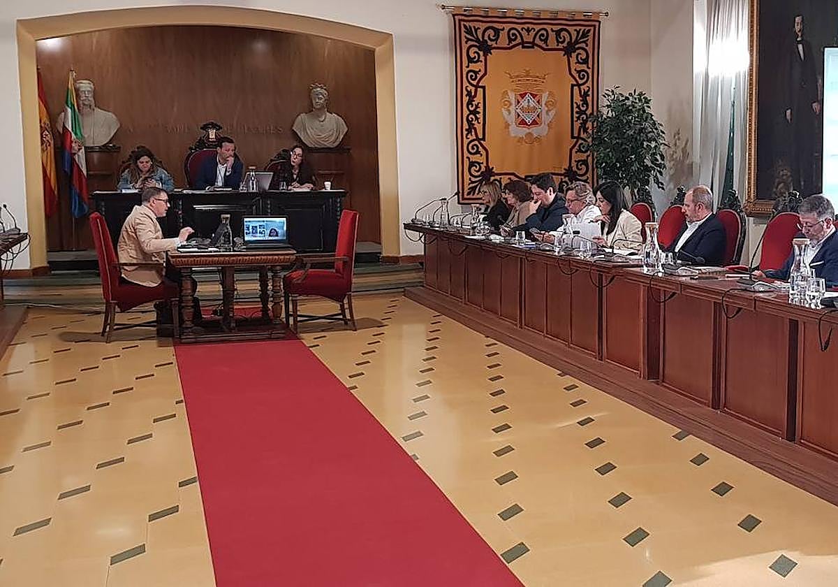 Concejales de partidos de la oposición, en el salón de plenos.