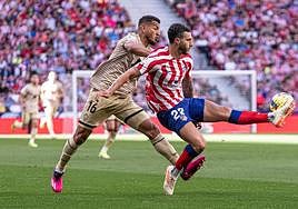 Luis Suárez, con cuatro amarillas, pelea por el balón con Mario Hermoso.