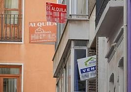 Carteles de alquileres en Granada capital.