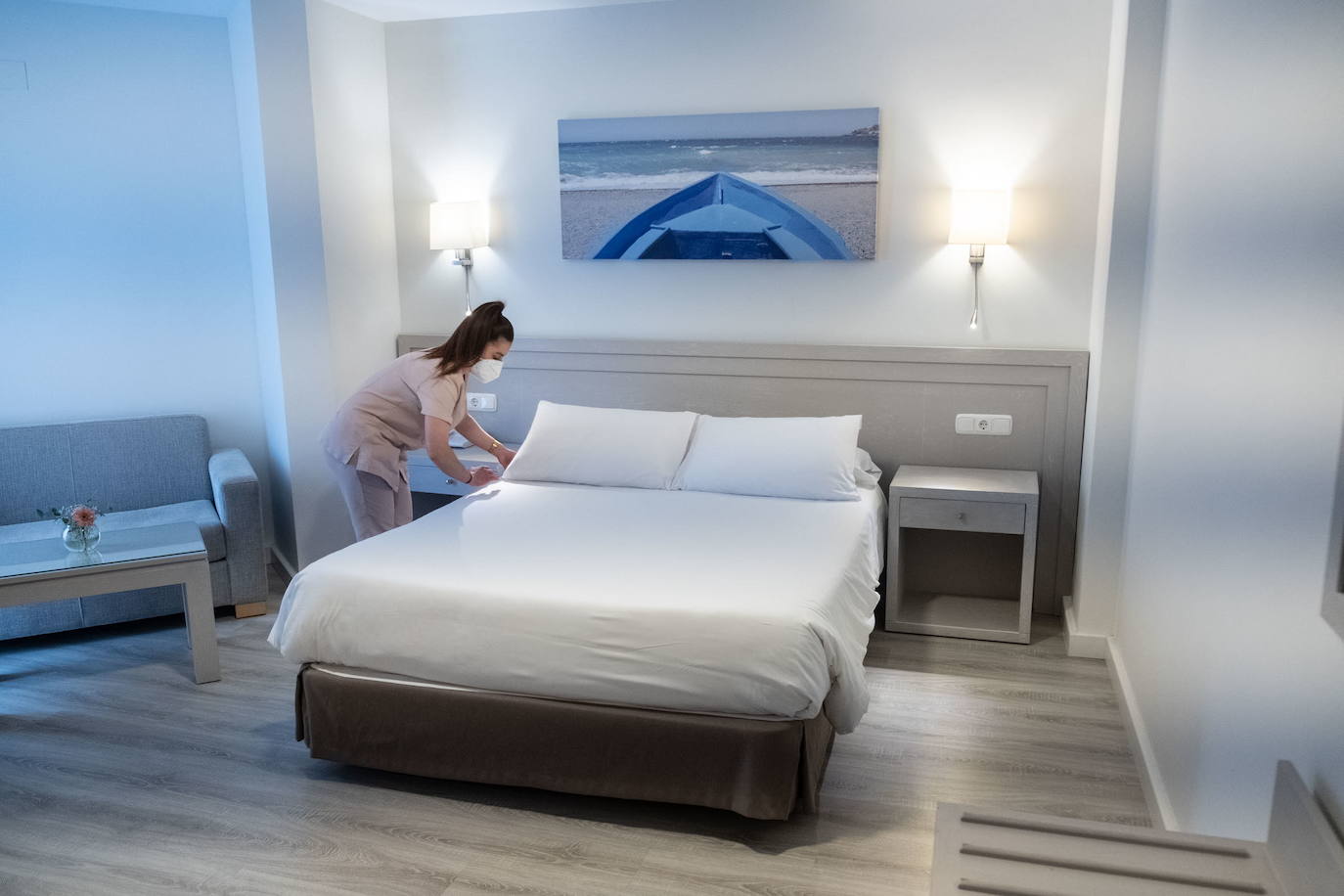 Una camarera de piso preparando habitaciones en un hotel de la Costa Tropical.