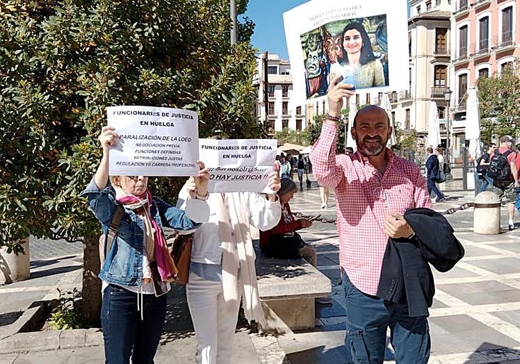 Funcionarios con carteles, este martes, en Plaza Nueva.