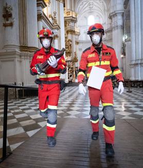 Imagen secundaria 2 - Distintos momentos del simulacro realizado en la Catedral de Granada.