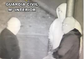 Imagen de los tres presuntos ladrones, captada por las cámaras de seguridad.