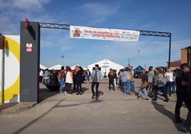 Jóvenes en las instalaciones donde se ha celebrado la I Feria del Empleo.