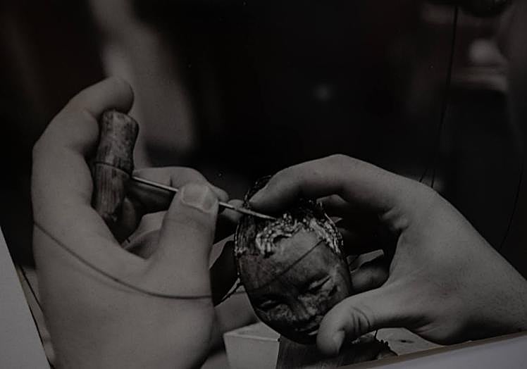 La muestra incluye fotografías de los procesos creativos.