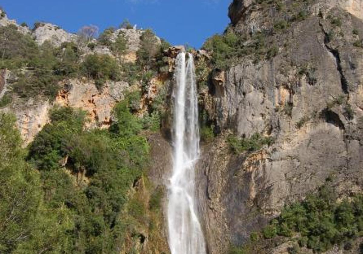 Descubre la cascada más larga de Andalucía: un salto de agua con 130 metros