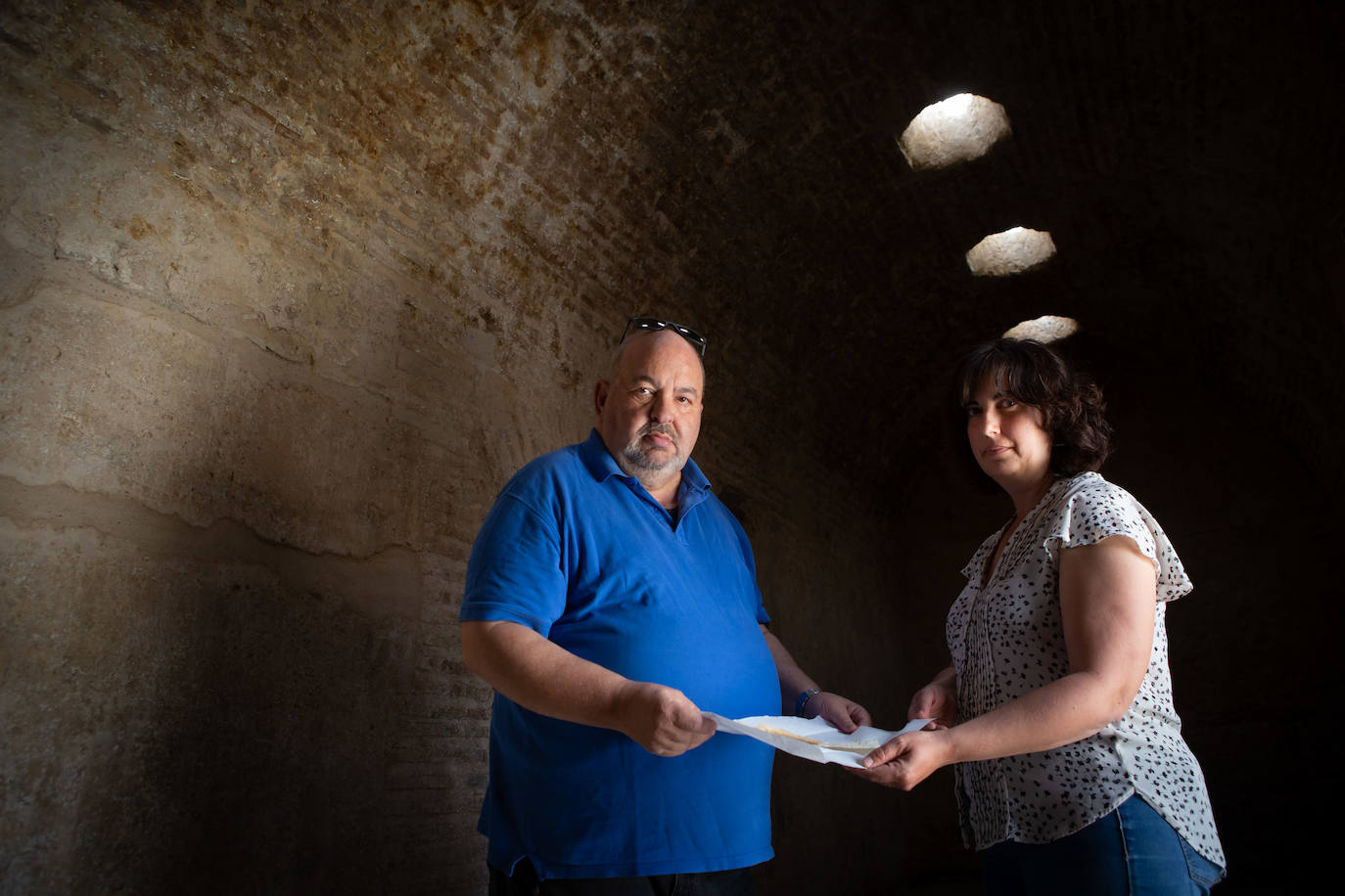 Antonio Buendía y Ruth Martínez muestran el enigmático papiro hallado en los Baños Árabes de La Zubia.