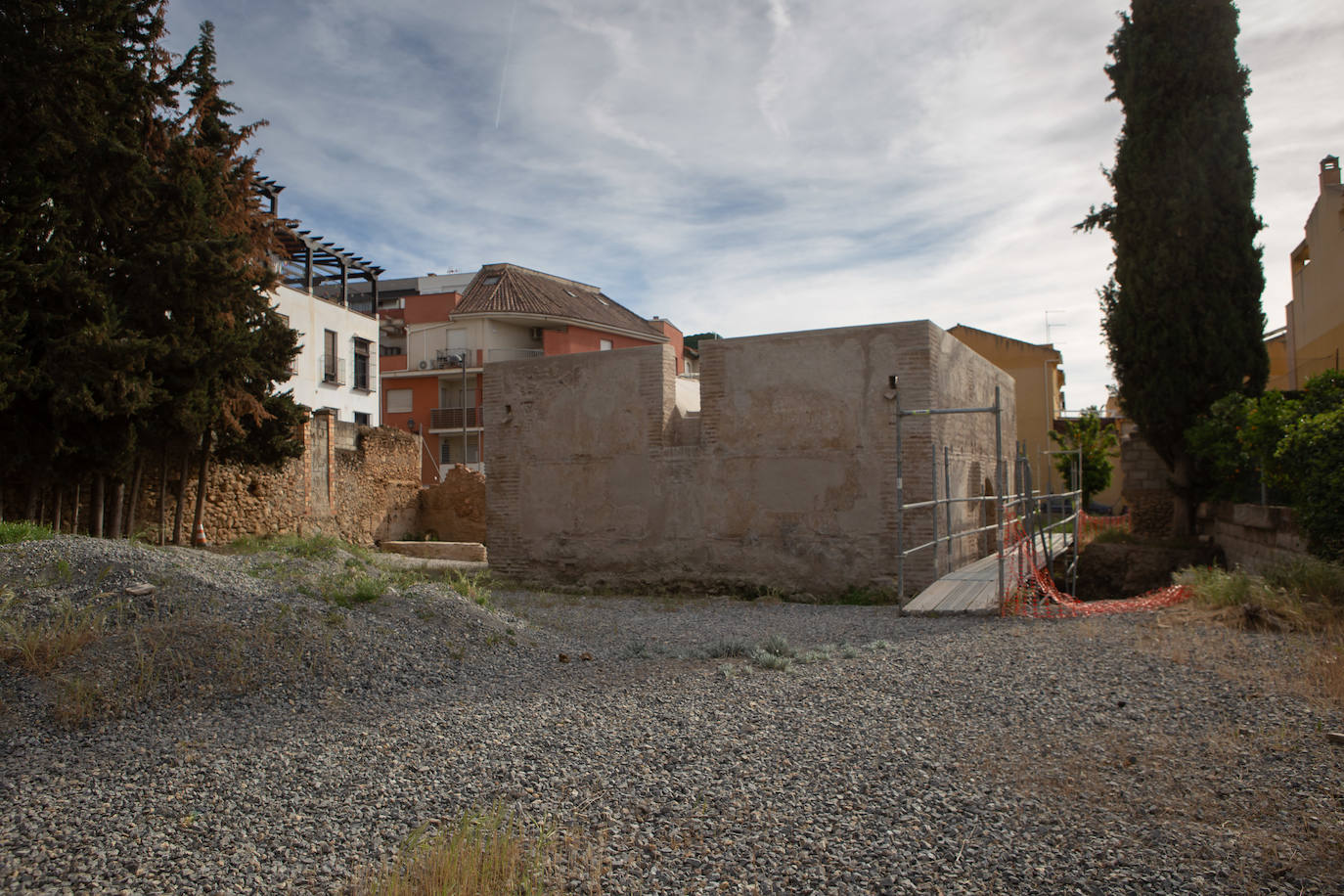 Imagen principal - Arriba, imagen general de los Baños. Abajo, muro de la chimenea y caldera. 
