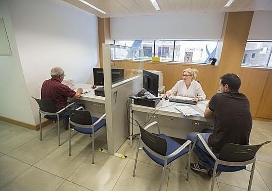 Una experta explica si es posible desgravarse el seguro del hogar o el coche en la Renta.