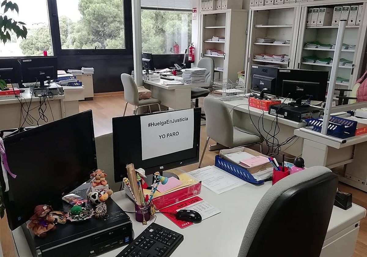 Cartel de aviso en la mesa de un funcionario de uno de los juzgados de Instrucción de la capital.