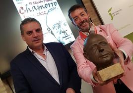 El alcalde Ángel Padilla sostiene el galardón de los premios Cahamorro Daza.